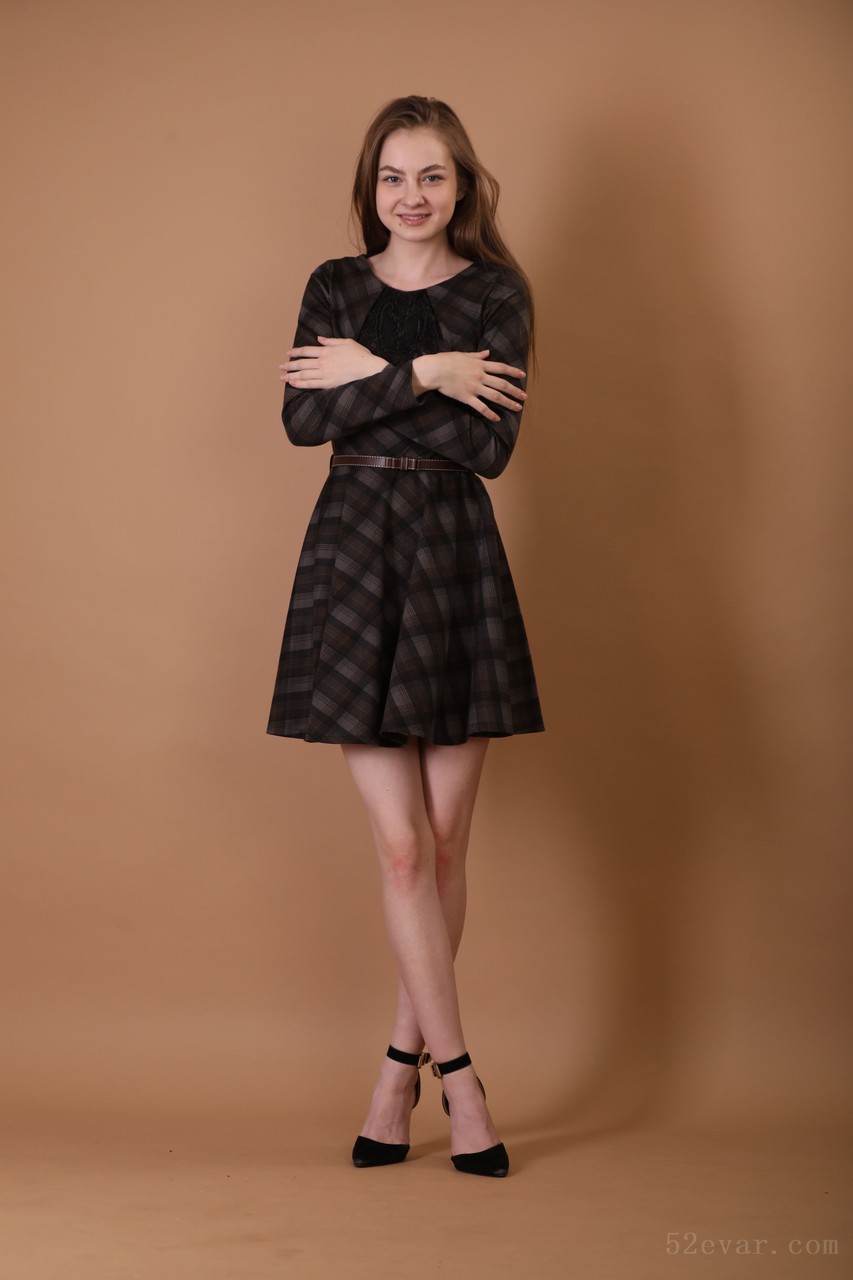 Bella黑色中长裙写真