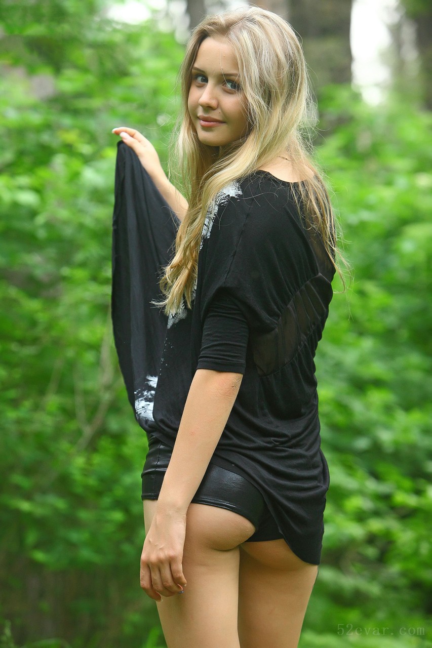 Mika黑色上衣写真